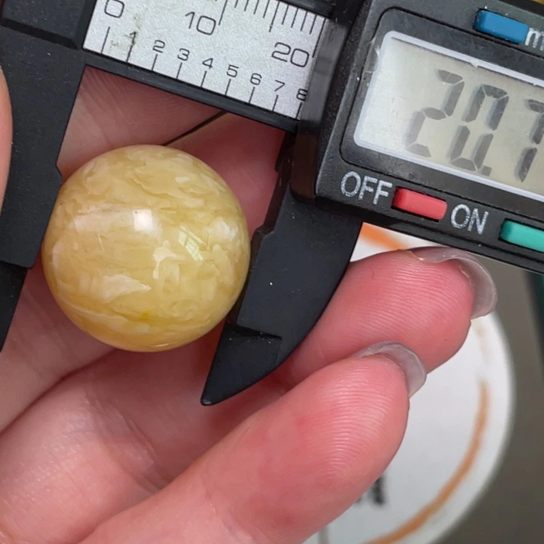 未镶嵌琥珀裸石微瑕690