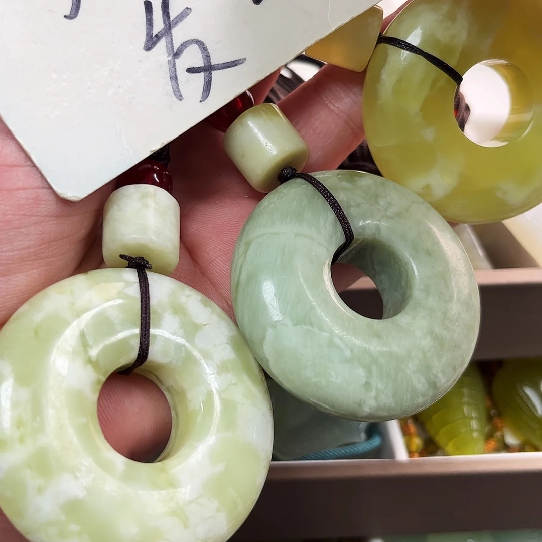蛇纹石玉颈饰未镶嵌