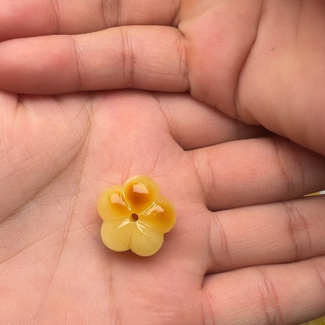 蜜蜡颈饰未镶嵌五瓣花提溜吊坠