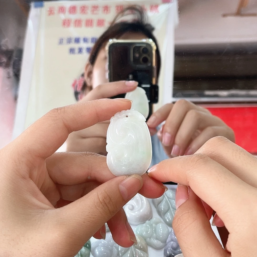翡翠挂件未镶嵌如意