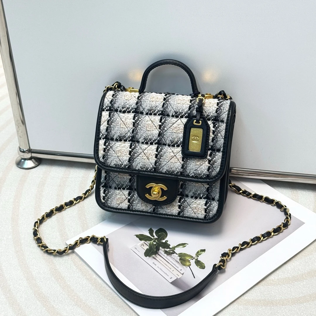 95新 Chanel/香奈儿 黑白色金扣软泥拼牛皮 手柄小邮差/660296068