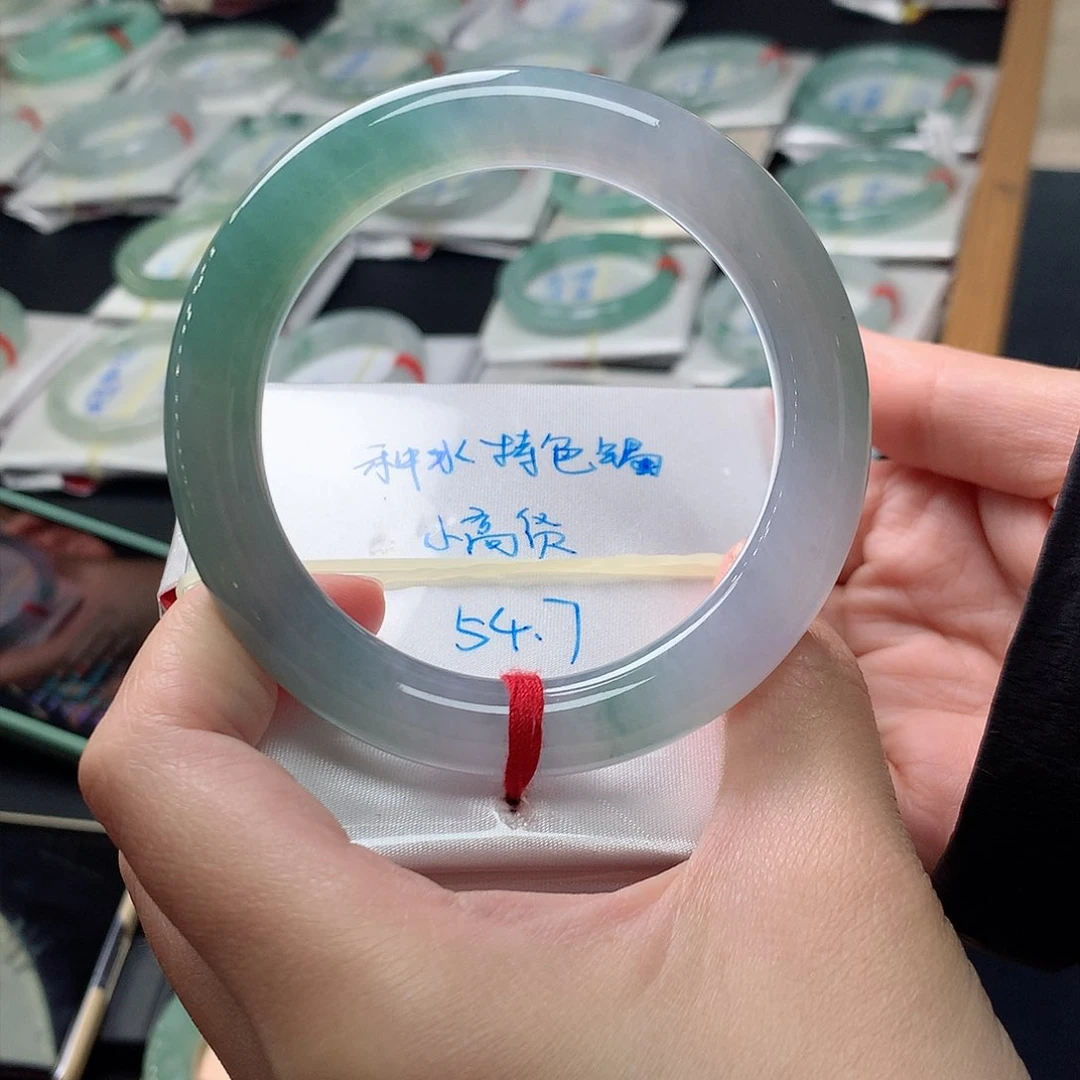 翡翠手镯未镶嵌翡翠