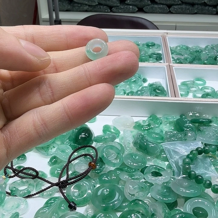 石英质玉颈饰合金喜*多