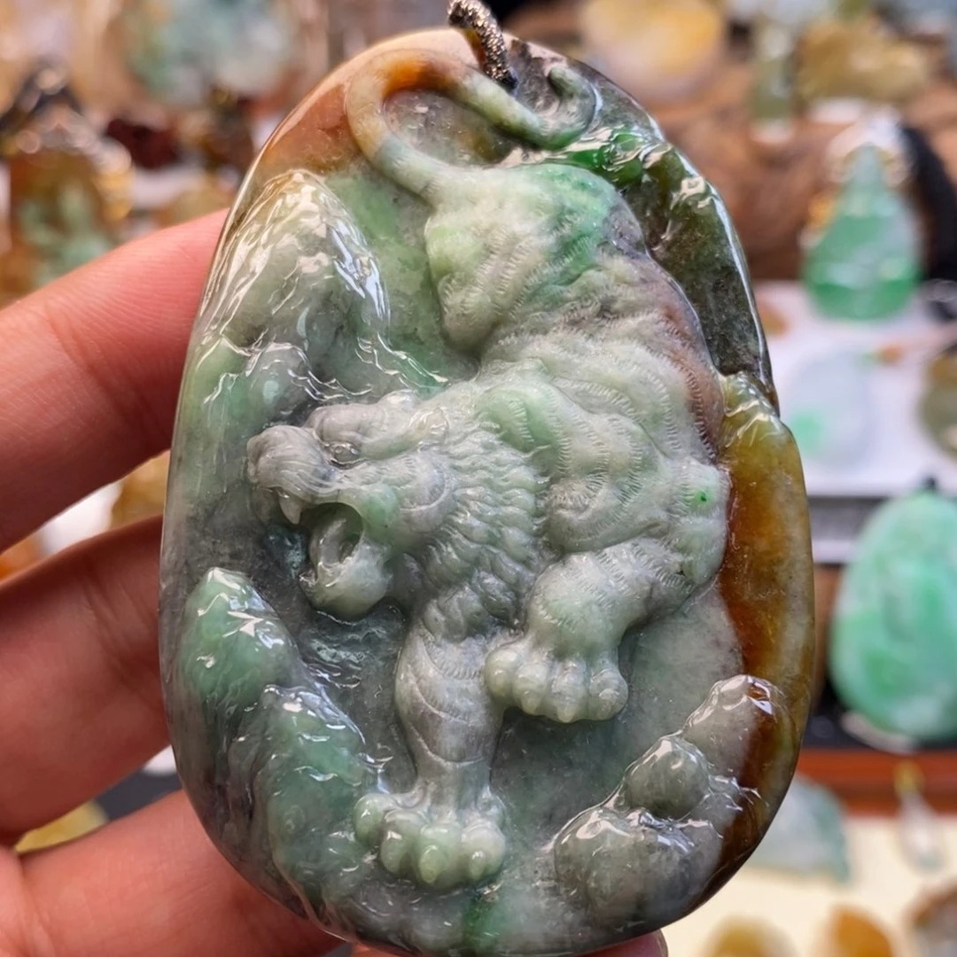 翡翠未镶嵌颈饰缅甸天然翡翠猛虎下山