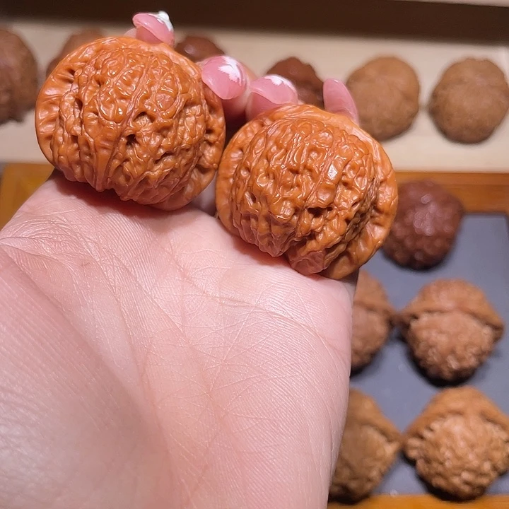 36血麒麟文玩核桃木制品