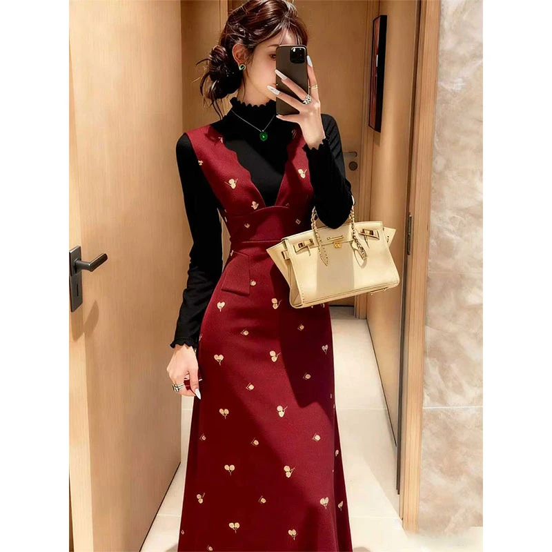 2025冬季巨好看气质名媛高级感时尚红色背心连衣裙搭配打底衫套装