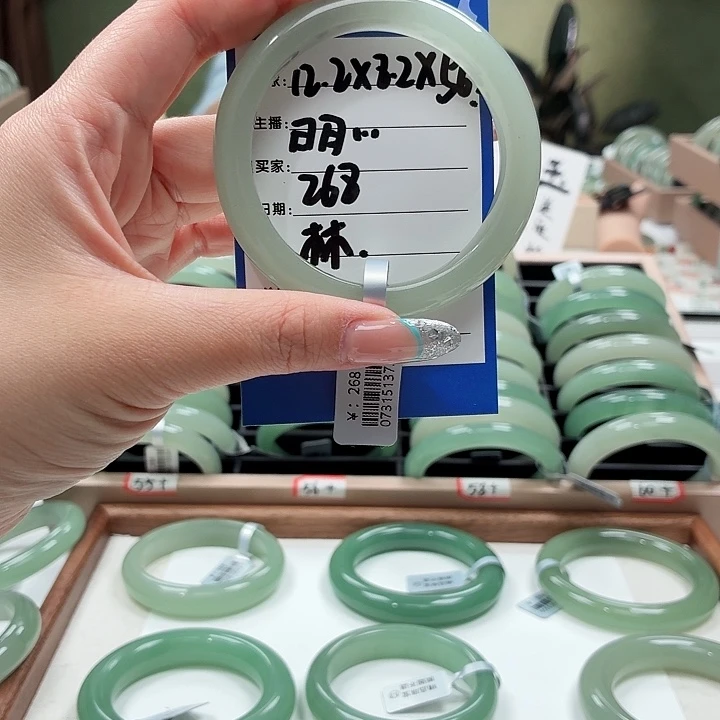 日***空未镶嵌手镯石英岩玉