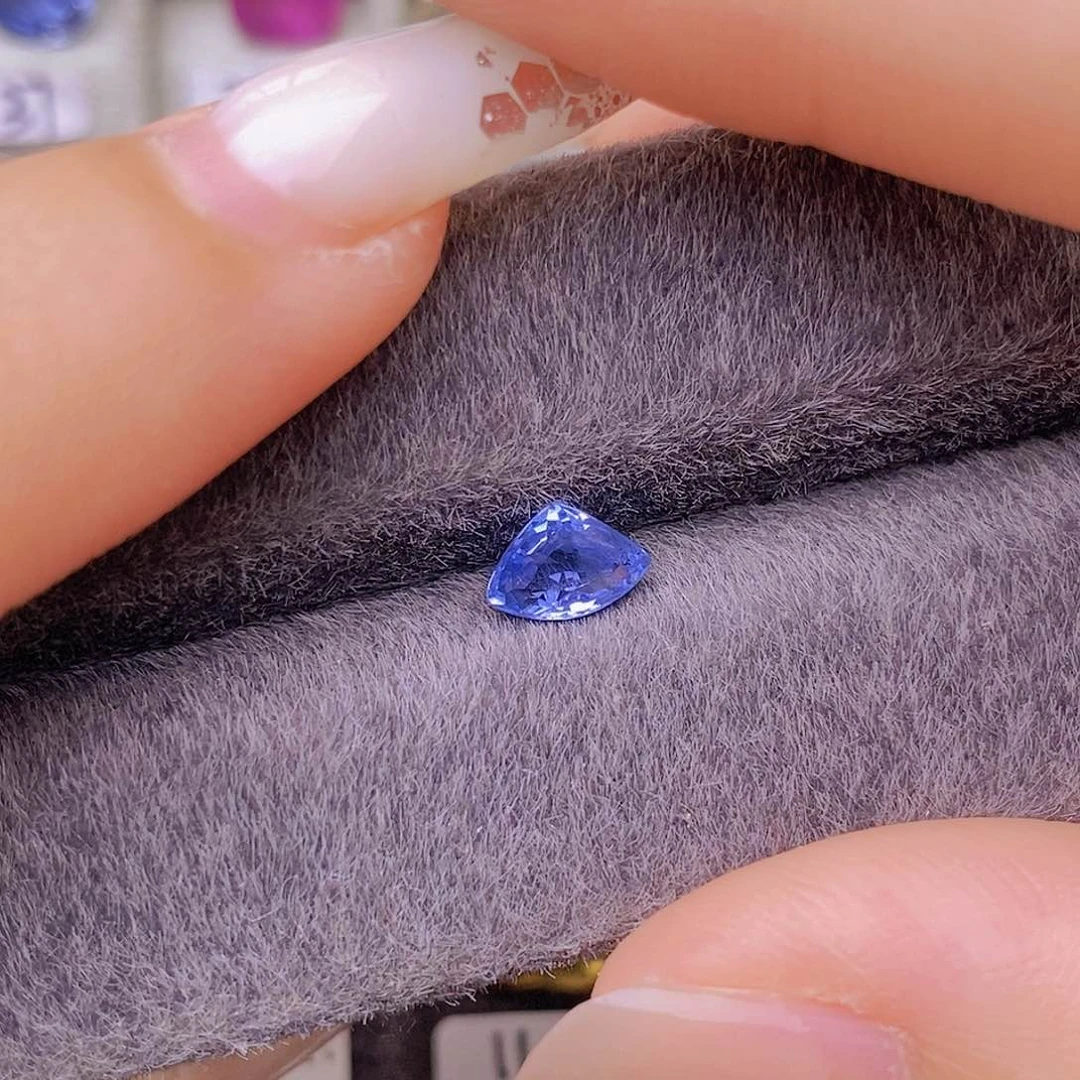 裸石蓝宝石扇形玻璃体火彩不错明亮通透0.83ct/2724号