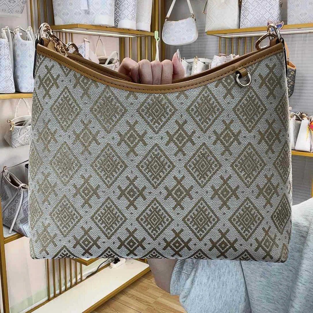 蚕丝井田纹大流浪包