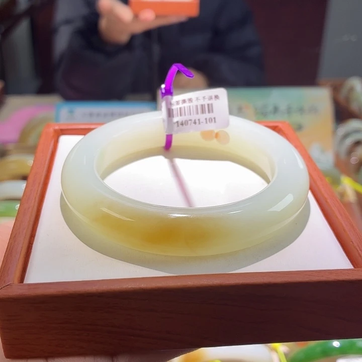 和田玉未镶嵌手镯46。 57/58