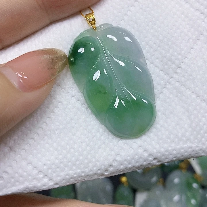 翡翠18K金镶嵌颈饰挂件