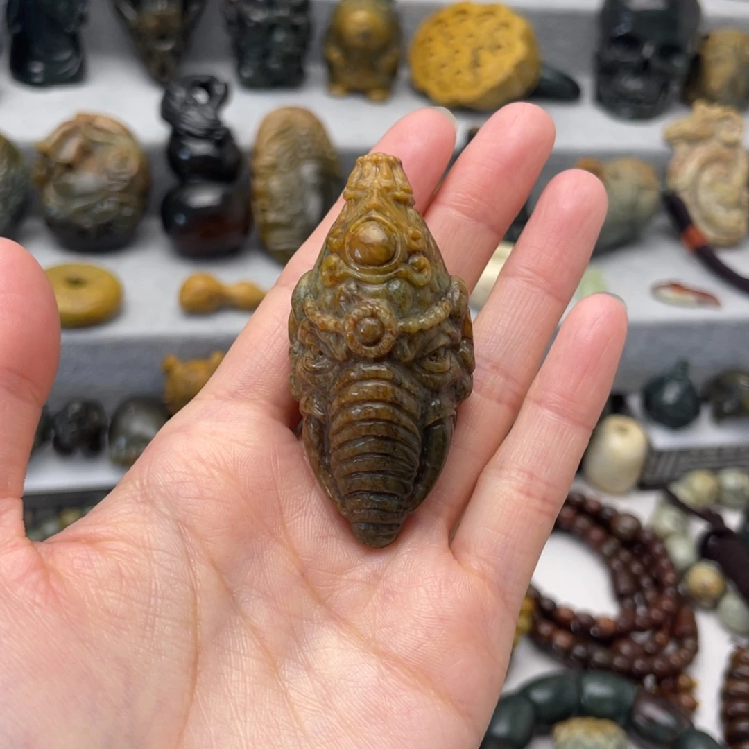 未镶嵌岫岩河磨玉（透闪石质玉）把件