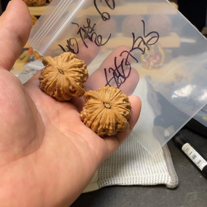 会***的文玩核桃把件磨盘