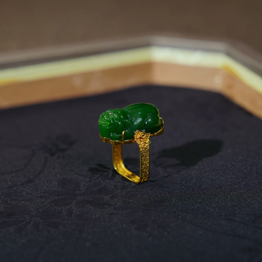 18K厚金镶嵌天然和田玉俄罗斯碧玉满色辣绿大貔貅戒指帝王绿方戒