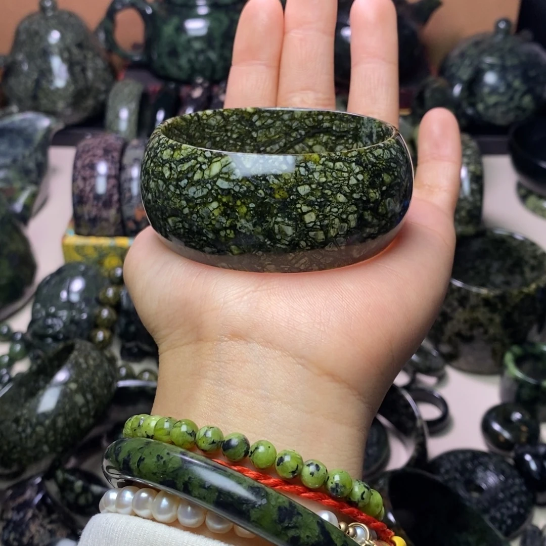 上***居蛇纹石玉未镶嵌颈饰