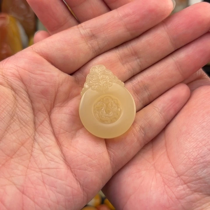 H***火石英质玉黄蜡石挂件未镶嵌