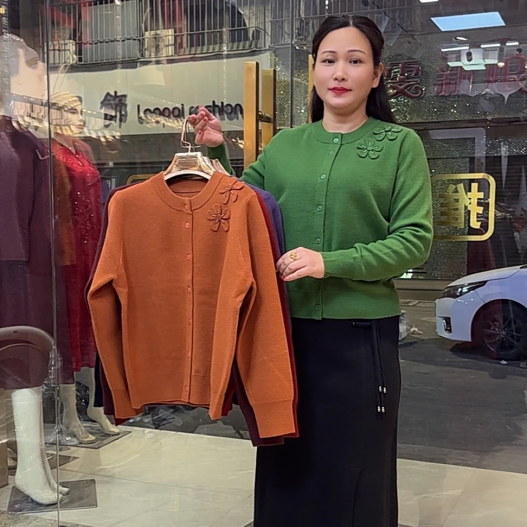 中老年妈妈装纯衫秋冬圆领绣花针织打底衫宽松大码上衣