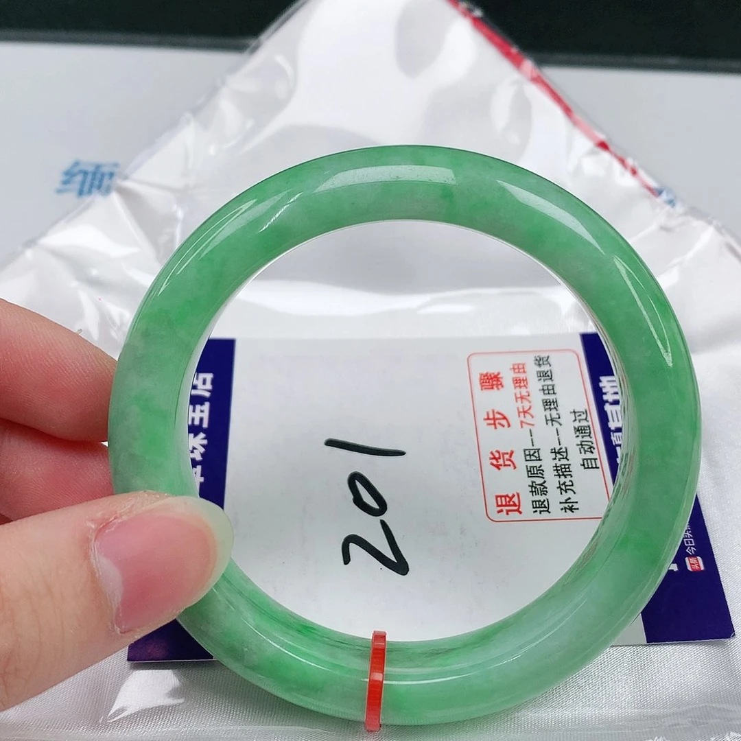 翡翠手镯未镶嵌翡翠