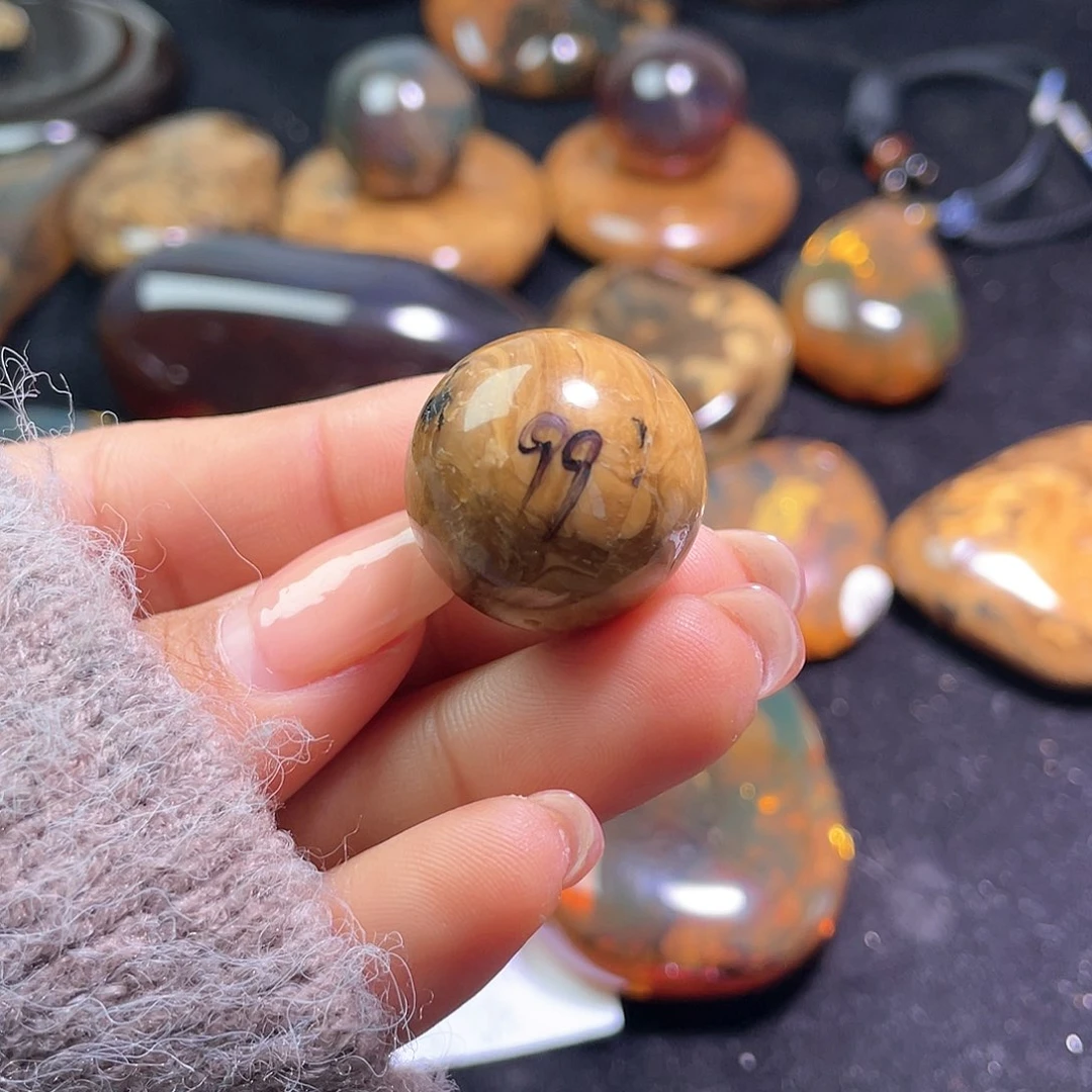 琥珀裸石未镶嵌？