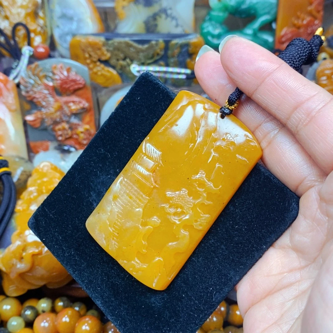 未镶嵌石英质玉（黄龙玉）颈饰
