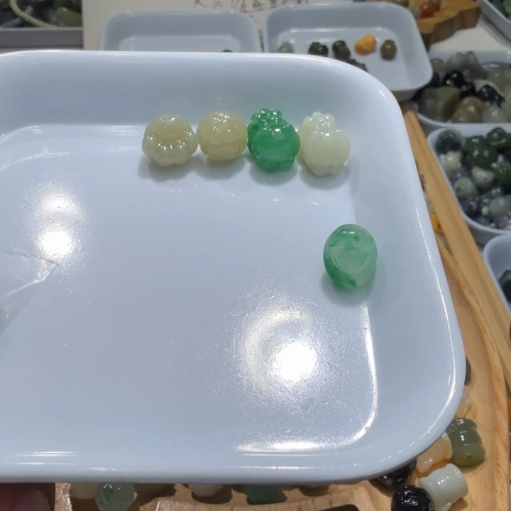 莫***鱼和田玉未镶嵌珠宝半成品