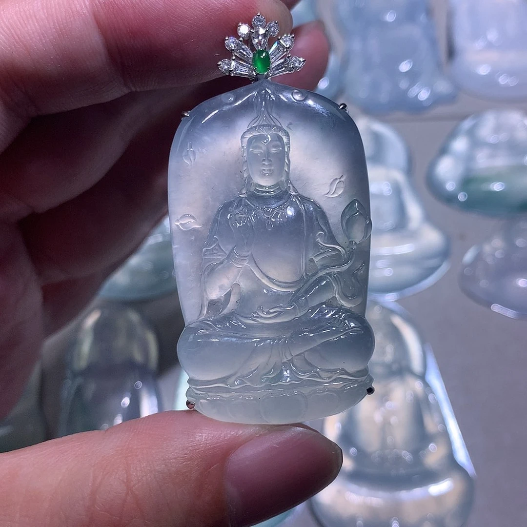 翡翠18K金镶嵌颈饰观音