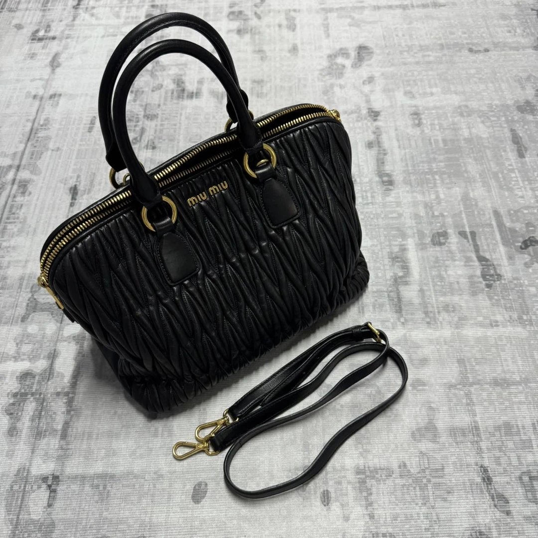 MIU MIU/缪缪 斜挎包 黑金褶皱斜挎包 hz6675/2509