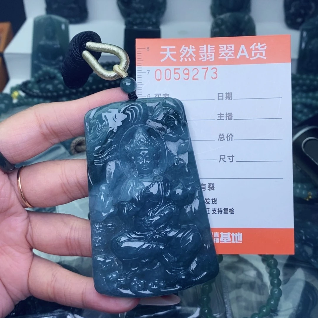 翡翠未镶嵌颈饰。。。。。。。。。。。