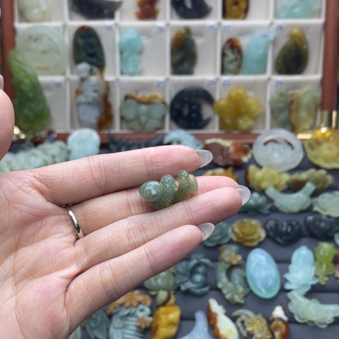 蛇纹石玉未镶嵌颈饰