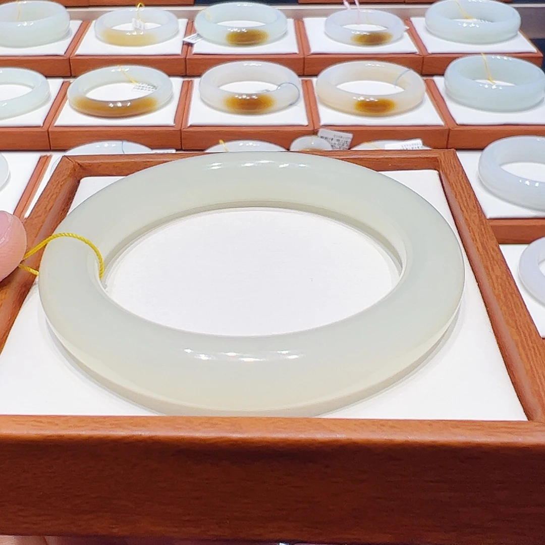 和田玉未镶嵌手镯蜂蜜水