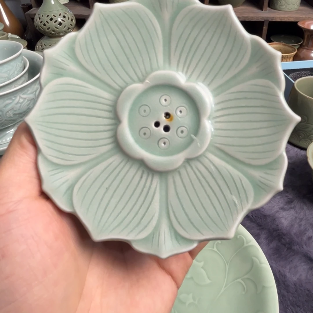 瓷微瑕荷花高足盏拖