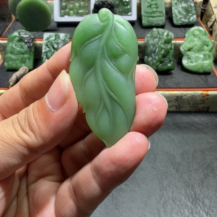 和田玉（碧玉）未镶嵌颈饰和田玉碧玉粉绿树叶