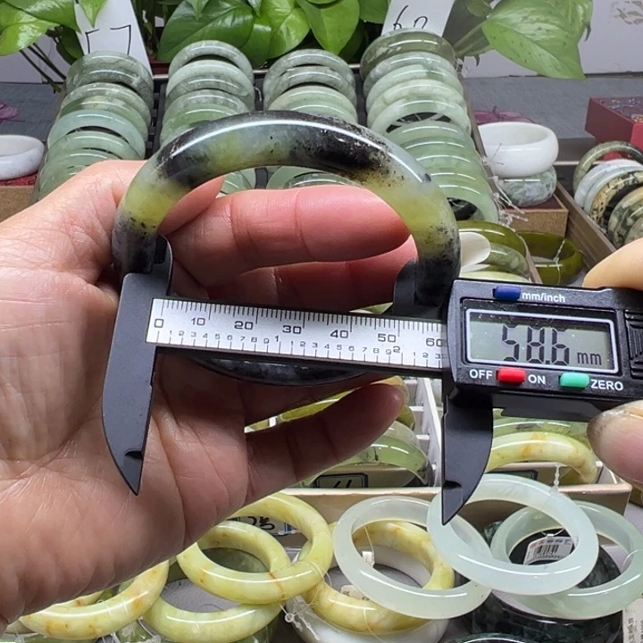 蛇纹石玉未镶嵌手镯56