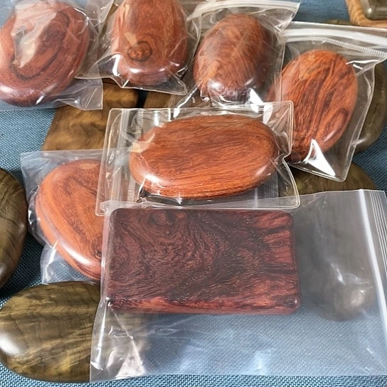 【闪购商品】巨**熊小叶紫檀木手把件