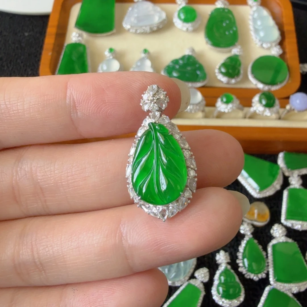 翡翠18K金镶嵌颈饰吊坠