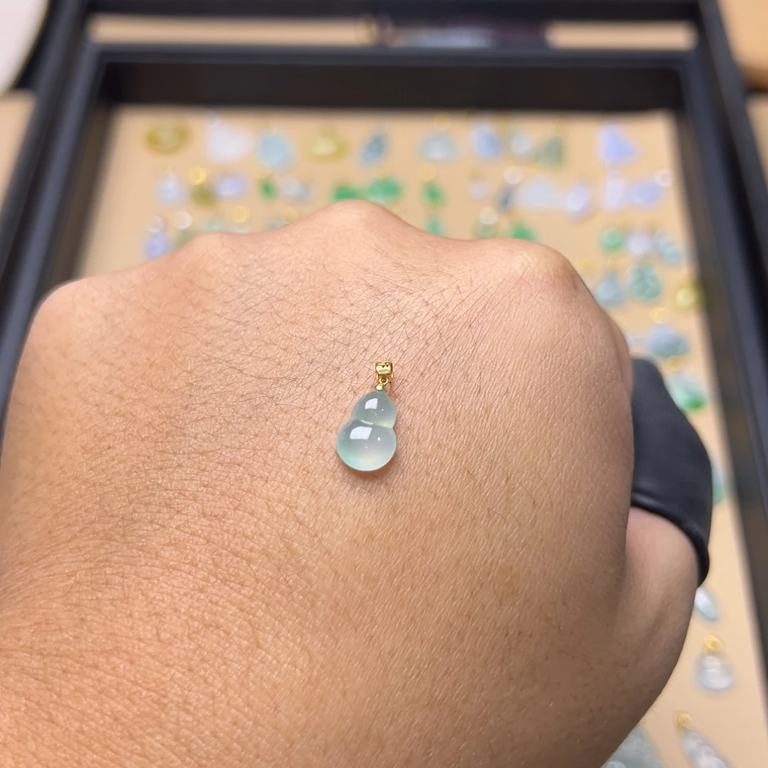 翡翠18K金镶嵌颈饰葫芦