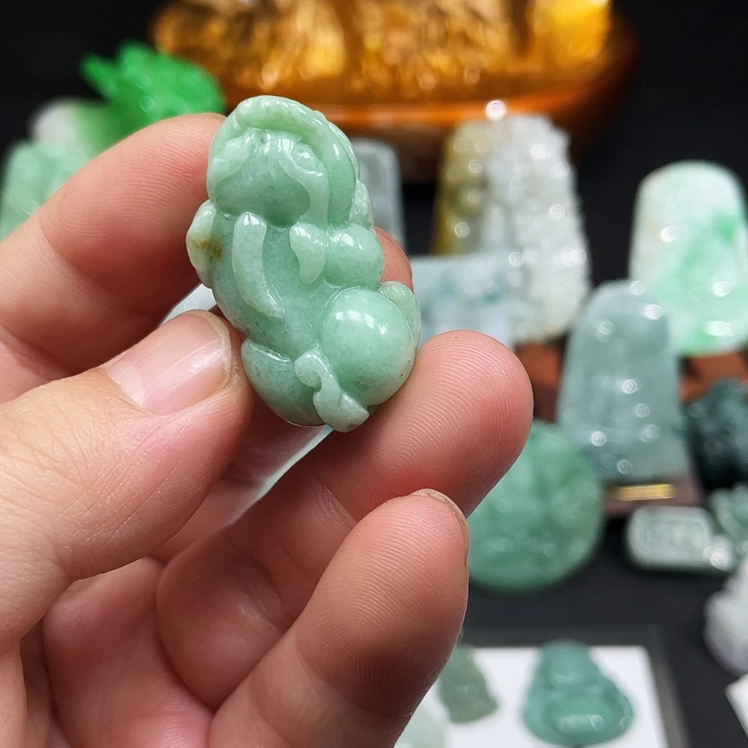 翡翠未镶嵌颈饰貔貅