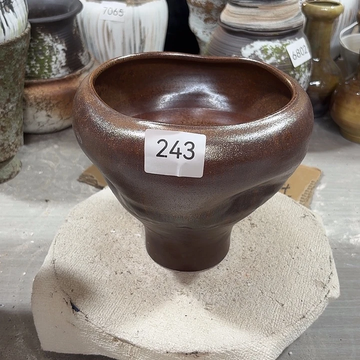 摆件陶高16，口15，有孔，243