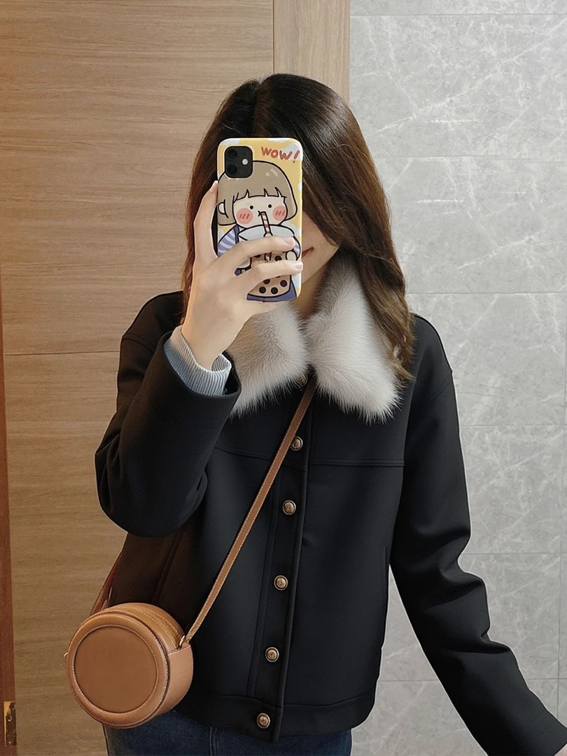 推荐现货初冬黑色正肩棒球服独特漂亮短款加厚保暖羊羔毛外套女款