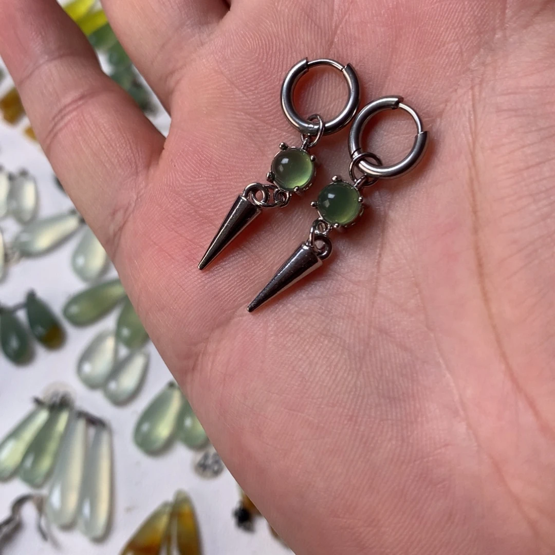 蛇纹石玉未镶嵌耳坠