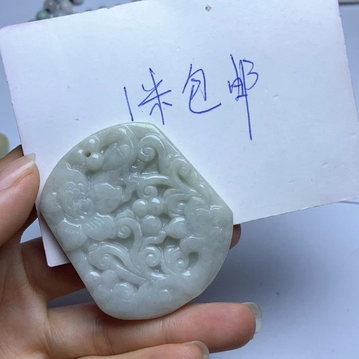 翡翠颈饰未镶嵌人****?翡翠