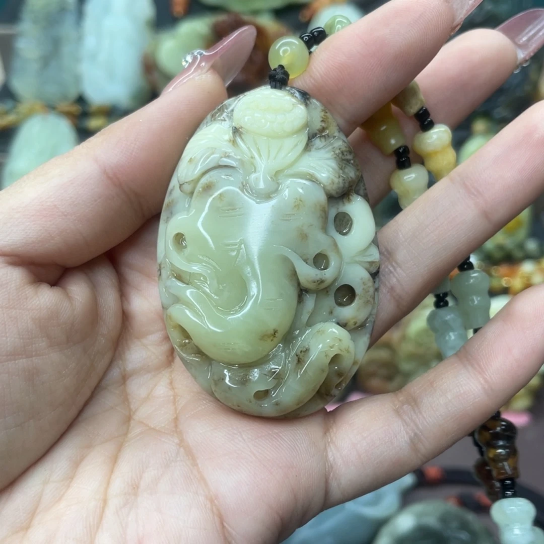 蛇纹石玉颈饰未镶嵌