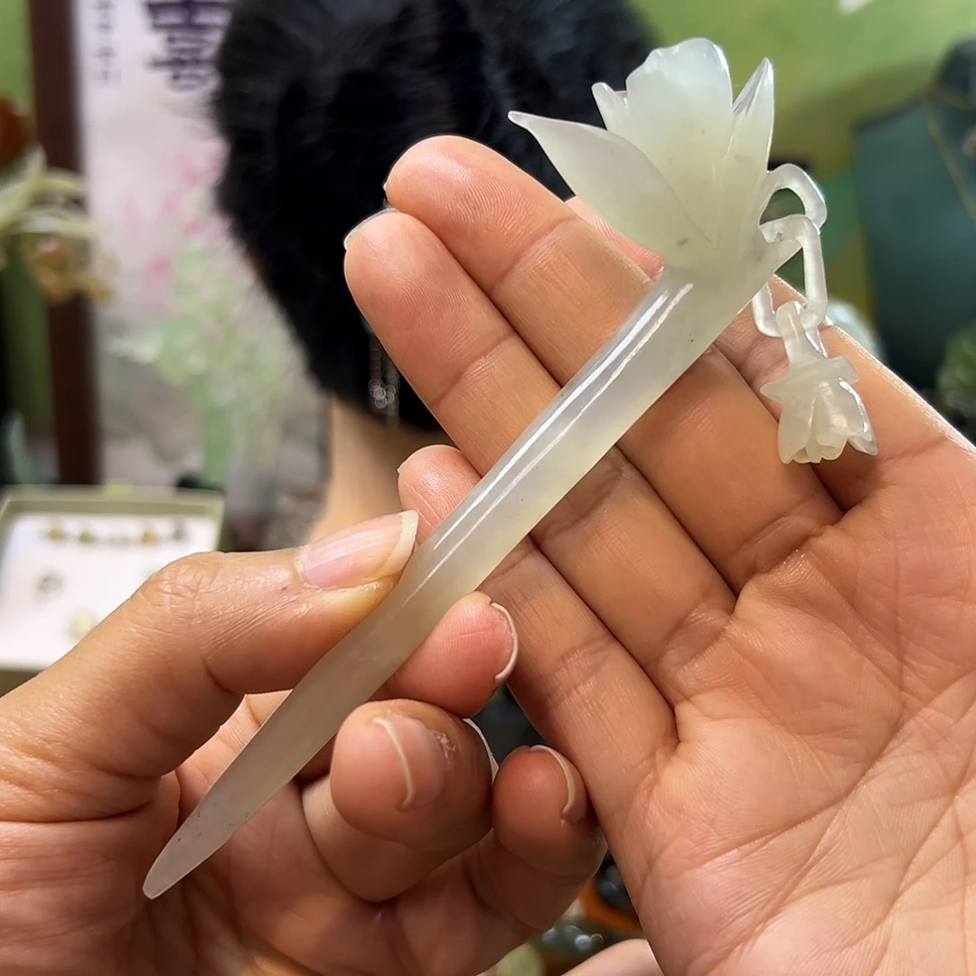 蛇纹石玉未镶嵌玉兰