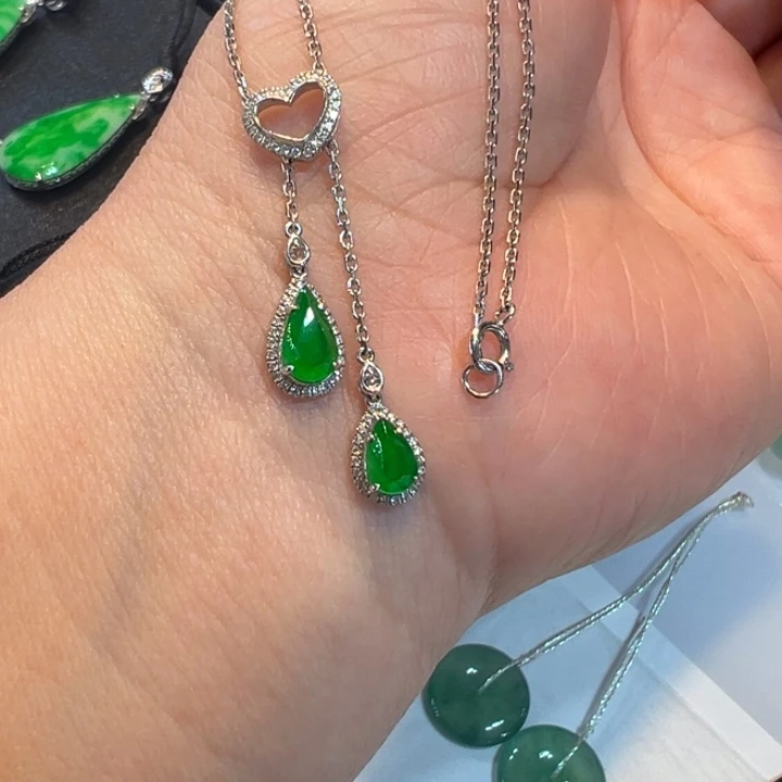 翡翠18K金镶嵌颈饰满绿水滴吊坠