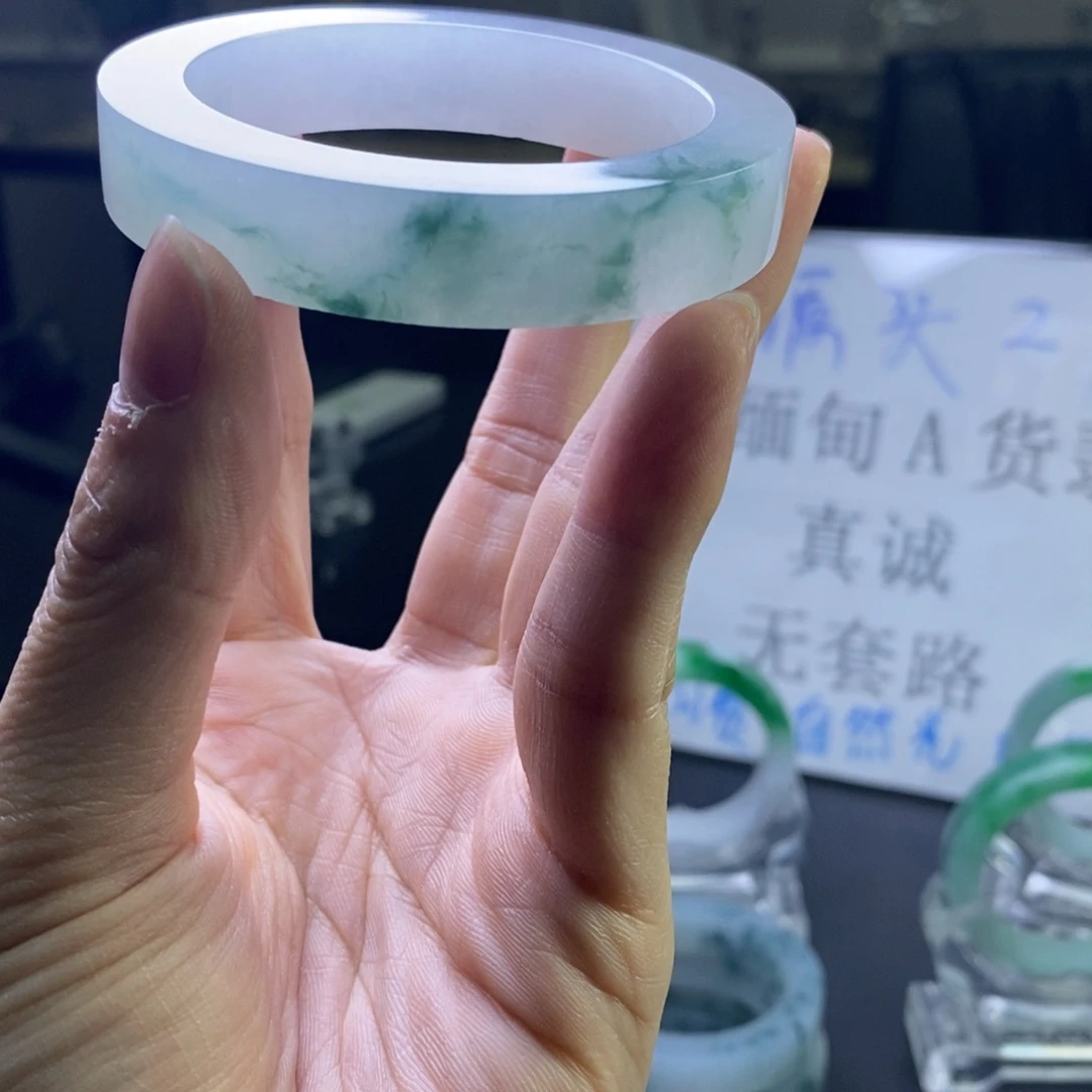 霓***衣定制翡翠未镶嵌手镯发一个