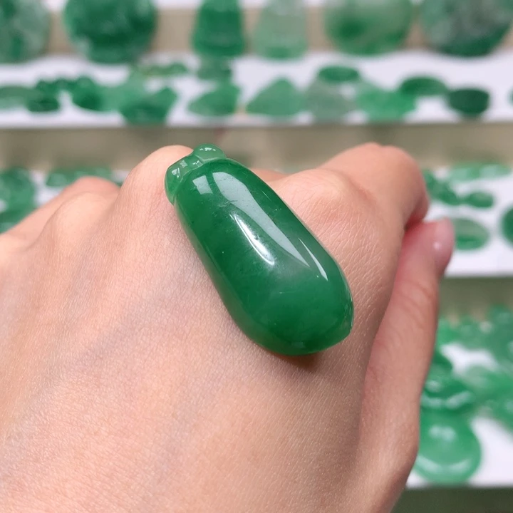 颈饰未镶嵌石英质玉