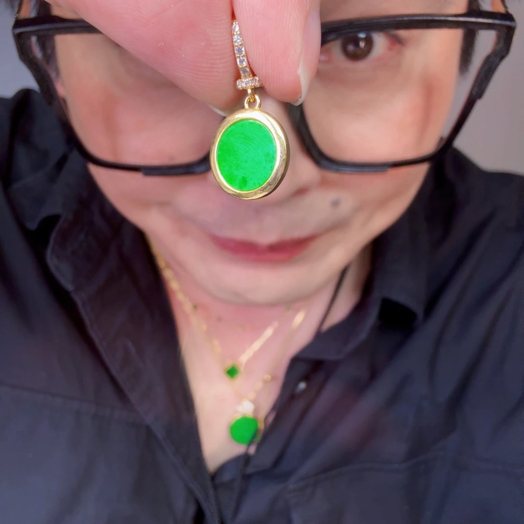 翡翠未镶嵌颈饰一件