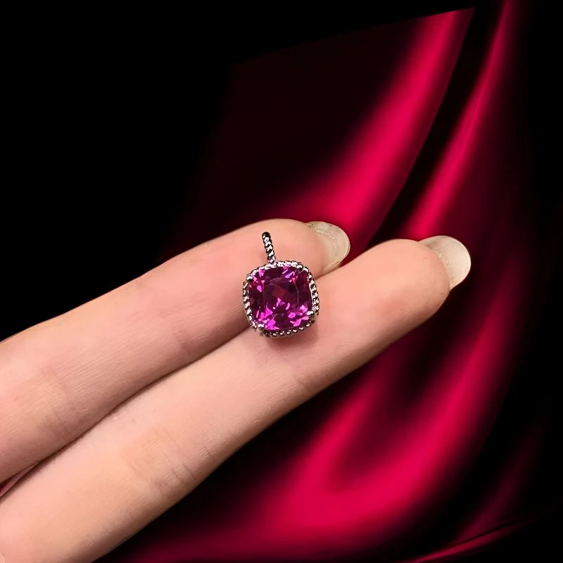 如懿镀K金高订649-轻奢5A级Hotpink热粉培育蓝宝石精切合金吊坠