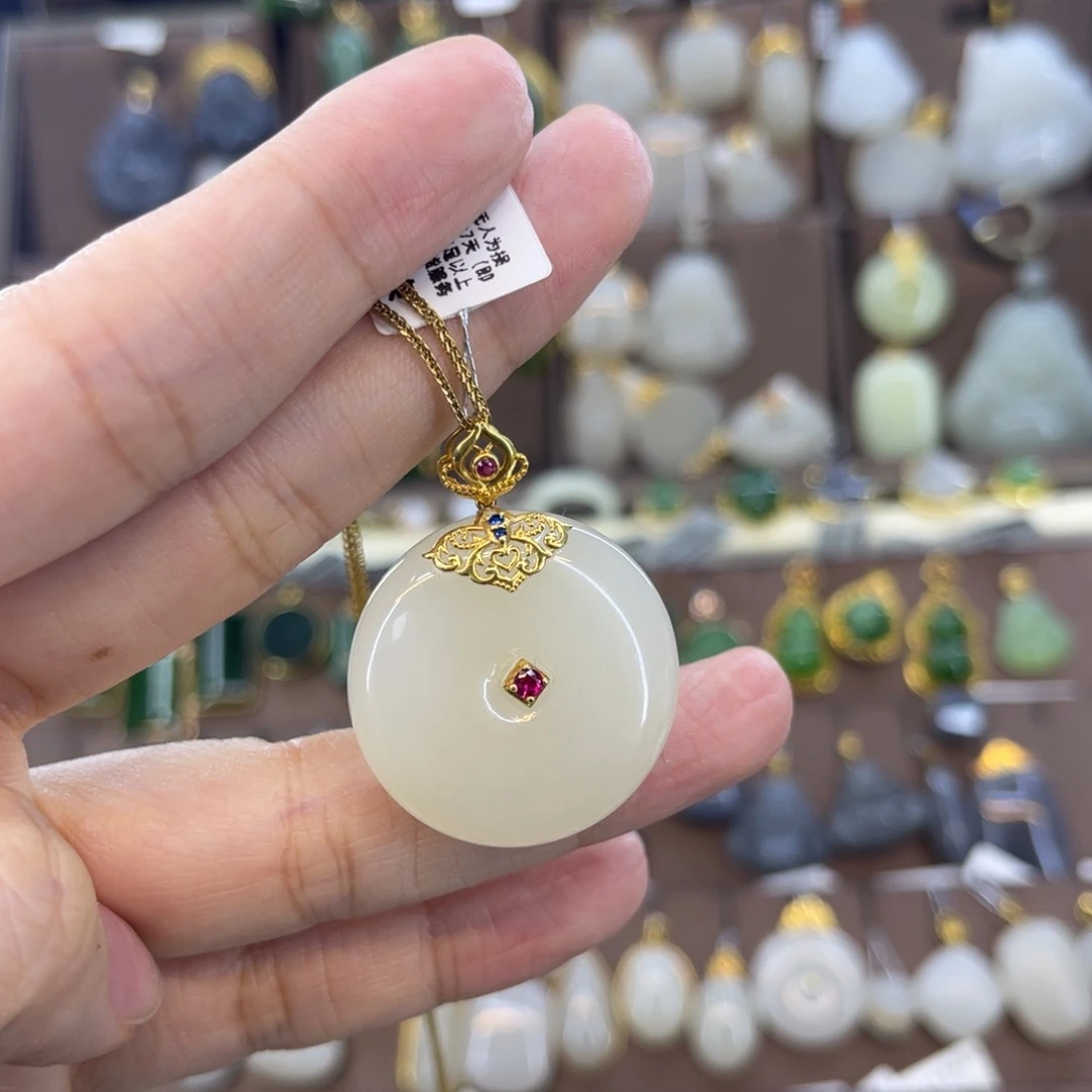 和田玉吊坠18K金镶嵌