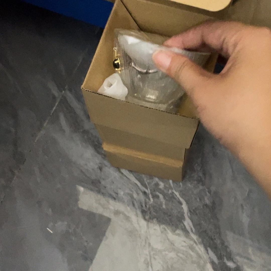 搪瓷杯子里还有很多东西